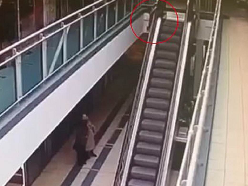  moskva decak pao u trznom centru pokretne stepenice video 