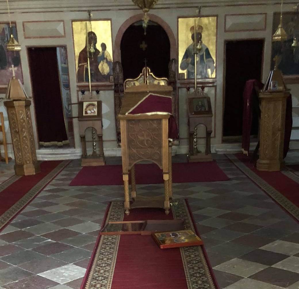  Sveštenik - krađa - oltar 