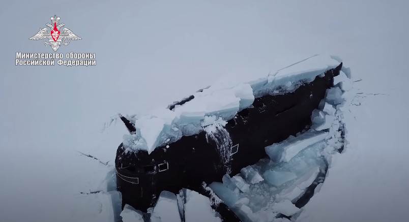  rusija nuklearne podmornice razbijaju arkticki led vezba video snimak 