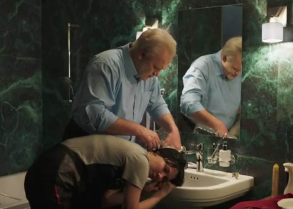  porodica finale scena u kupatilu sloba pere mariji kosu 