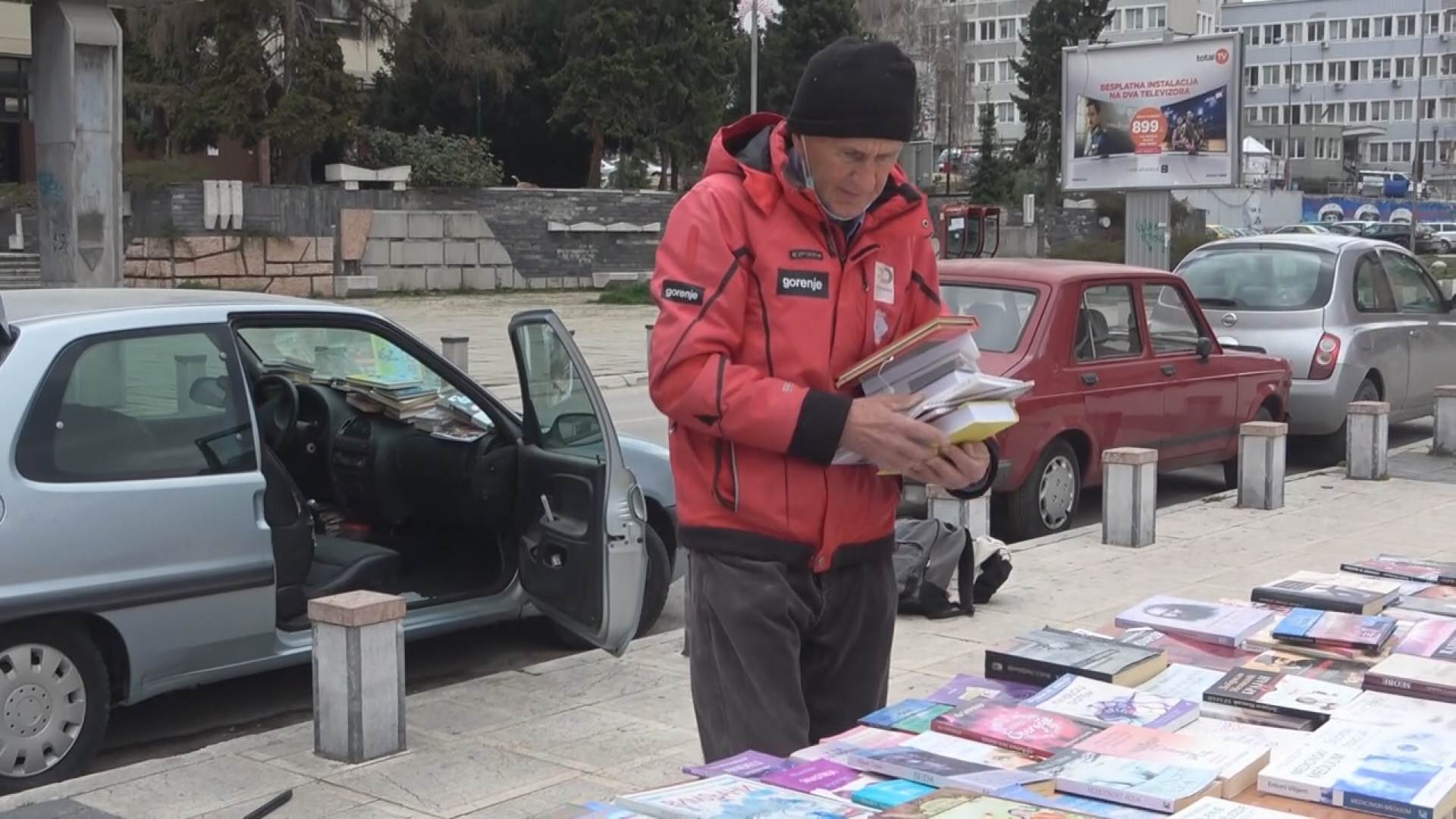  profesor knjizevnosti prodaje knjige na ulici humanitarna akcija 