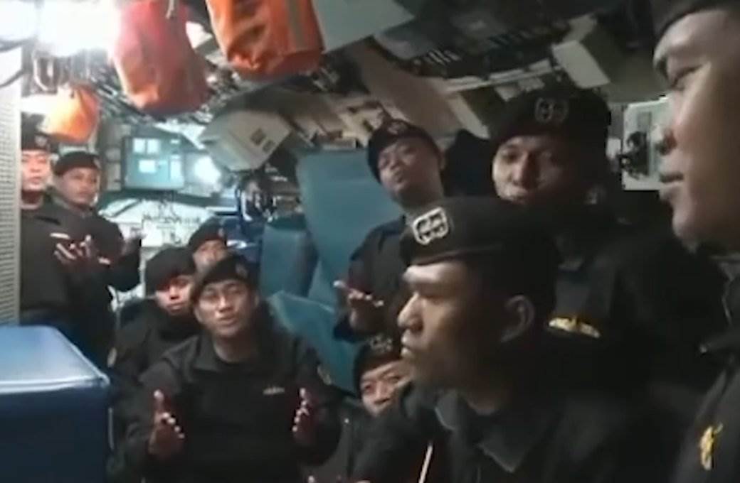  podmornica indonezija potonula mornari pevaju pesmu video 