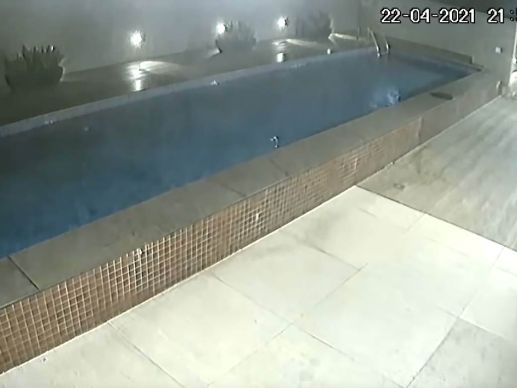  urusio se bazen kroz garazu video snimak 