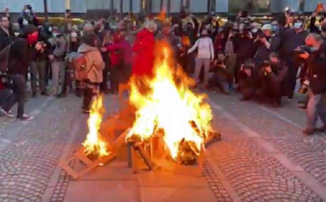  slovenija protest ljubljana zapalili vatru ispred skupštine 