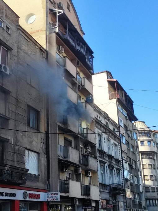  požar beograd sarajevska ulica covek zaglavljen terasa 
