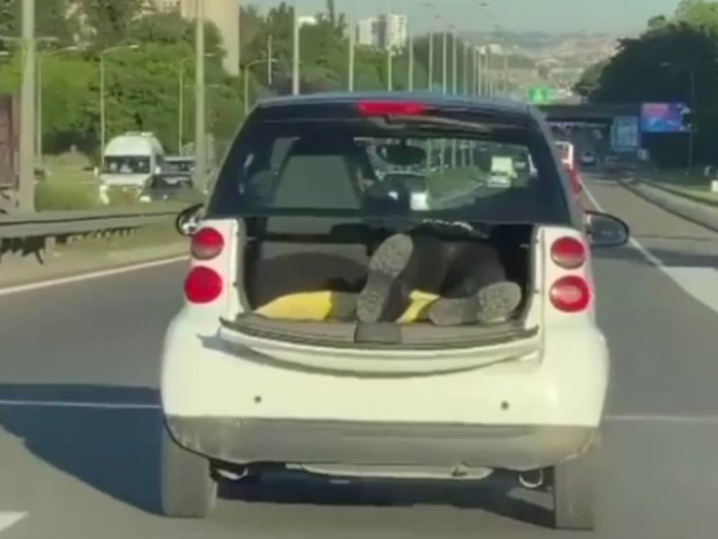  beograd automobil autoput coveku izviruju noge gepek video snimak  