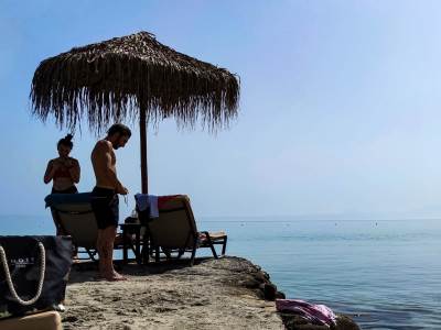  Kazne za šetanje u kupaćem kostimu u Grčkoj i Crnoj Gori 