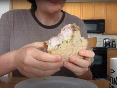  Kako se jede sendvič sa puno priloga 