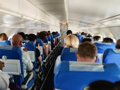 Pilot i učenica spavali u avionu 