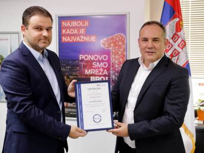 Nikola Milošević uručuje sertifikat Đorđu Maroviću 