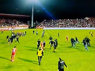  Navijači Veleža napali igrača Borca u Mostaru prekinuta utakmica 