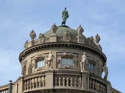  Statua na zgradi Vlade Srbije 