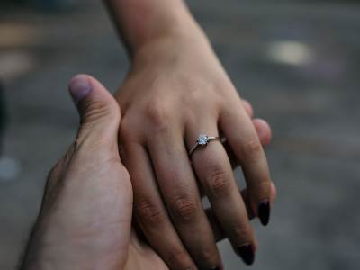  Devojka dobila verenički prsten od dlaka 