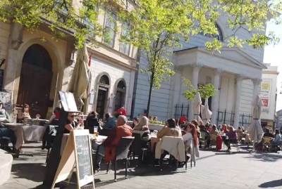  Varaju turiste u kafićima u Budimpešti 