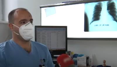 Radiolog sa snimkom pluća 