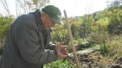  Deda Raćo iz Kosjerića ima jednu od najneobičnijih farmi u Srbiji 