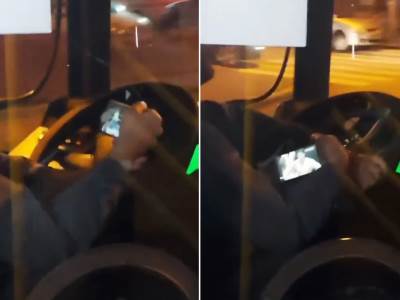 Vozač autobusa gleda boks meč u saobraćaju 