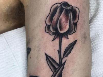  Tetovaža ruže liči na muške genitalije 