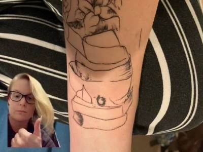  Žena pokažala lošu tetovažu 