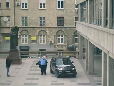  Vojislav Šešelj parkirao džip ispred Palata pravde 