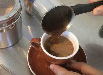  covek sipa tursku kafu u solju 