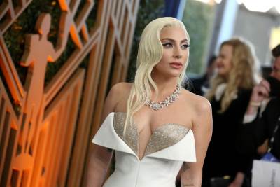  Lady Gaga u beloj haljini 