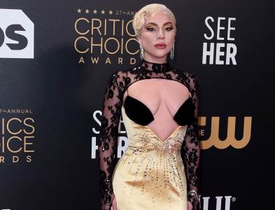  Lady Gaga u zlatnoj haljini s dubokim dekolteom 