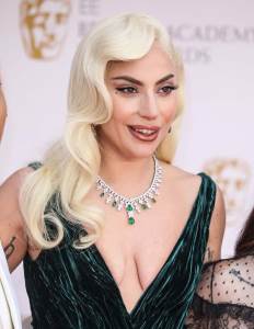  Lejdi Gaga pokazala opuštene grudi 