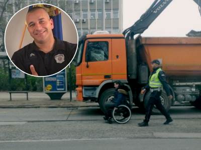  Policajac pomogao devojci u kolicima da pređe ulicu u Novom Sadu  