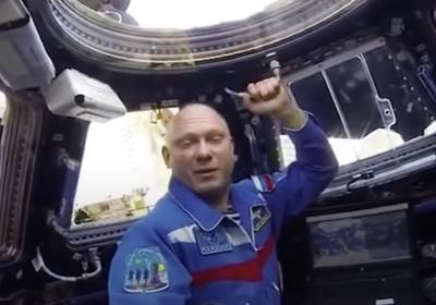  ruski kosmonauti u bojama ruske zastave 