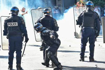  Francuska policija baca suzavac na demonstrante 