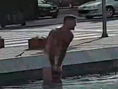  Muškarac se kupao u fontani na Trgu Nikole Pašića 