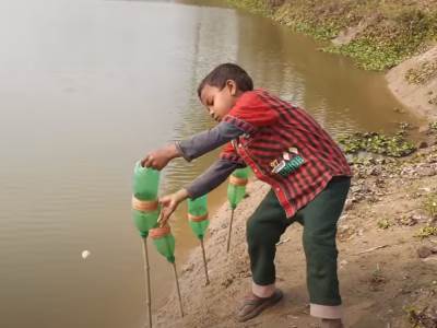 Dečak peca ribe koristeći plastične boce 