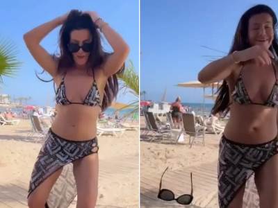  Dušica Grabović pleše na plaži u kupaćem 