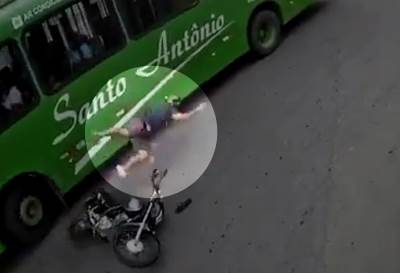  Mladić pada sa motora i završava ispod autobusa 