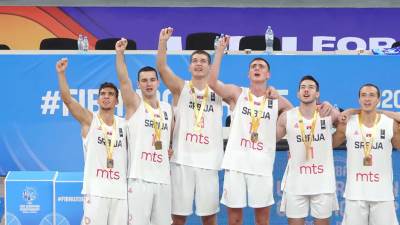  Košarkaši Srbije pevaju himnu i dižu tri prsta 