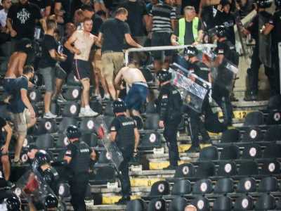  Navijači Partizana skandiraju Uprava napolje 