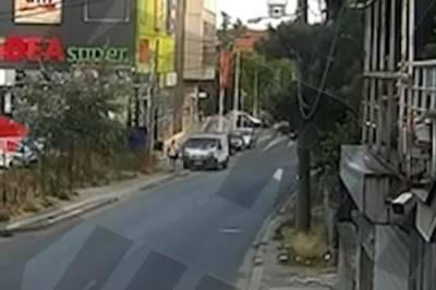  Uznemirujući snimak iz Kaluđerice gde kombi udara ženu na trotoaru 
