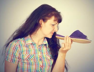  Žena miriše papuče 