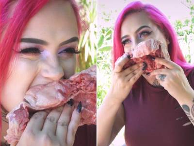  Devojka jede živo meso 