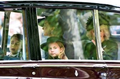  Princeza Šarlot na sahrani kraljice Elizabete u crnini 