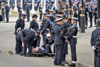  Policajac se onesvestio na kraljičinoj sahrani 