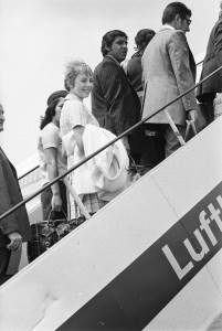  Džulijen se ukrcava na avion sa svojom majkom 1971. godine 
