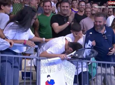  Novak Đoković dao reket dečaku u Tel Avivu i rasplakao ga 
