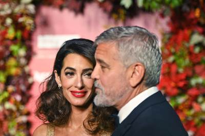  Amal Kluni u Versace haljini 
