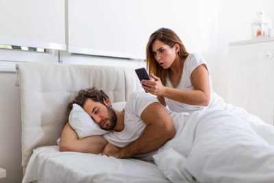  Da li partneri treba da proveravaju mobilne telefone jedno drugom 