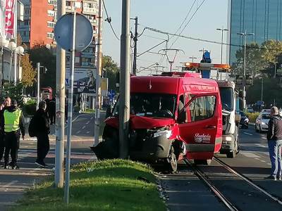  Sudar mini busa i automobila na Novom Beogradu 