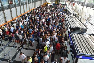  Srpski turisti zarobljeni na aerodromu na Kipru 