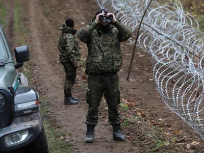  Poljski vojnici postavljaju bodljikavu žicu duž poljske granice sa ruskom eksklavom Kalinjingradom 
