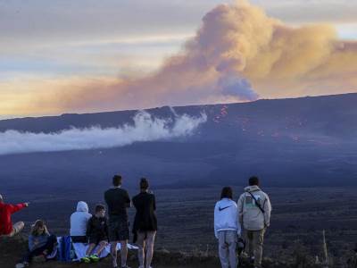  Turisti posmatraju lavu na Mauna Loa vulkanu 